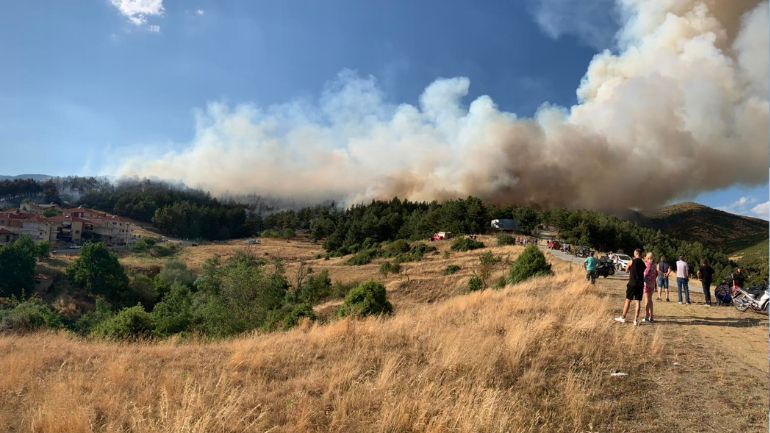 Πυρκαγιά στη Δεσκάτη Γρεβενών – Δεν απειλεί σπίτια λέει ο δήμαρχος στη «Ζούγκλα»